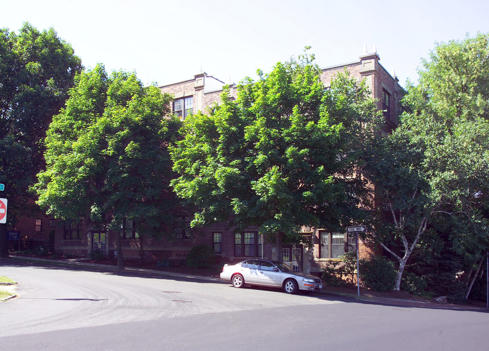 Quadrangle Court in Springfield, MA - Building Photo