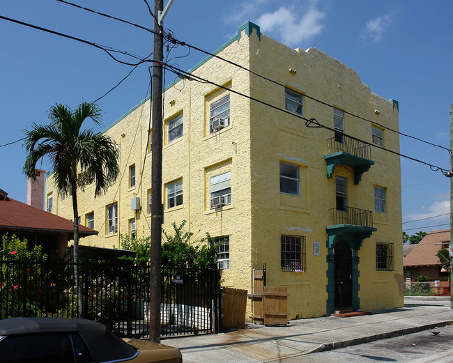 676 SW 2nd St in Miami, FL - Foto de edificio - Building Photo