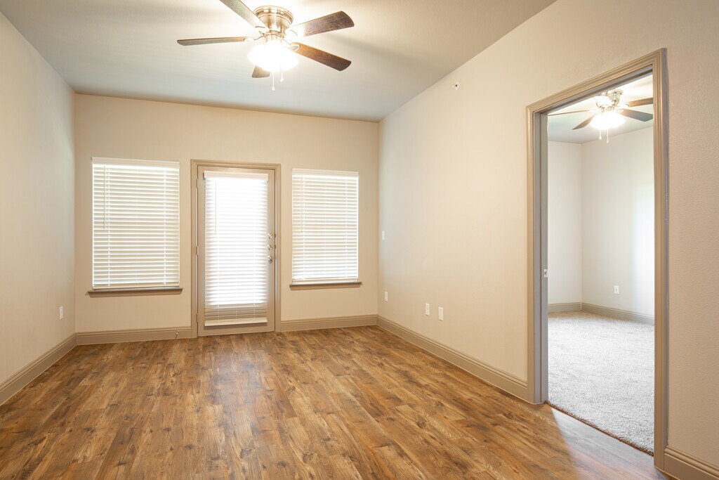 Shannon Creek Apartments in Burleson, TX