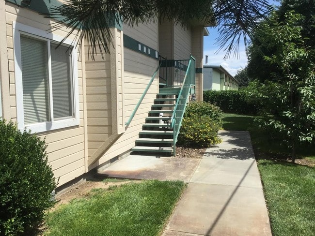 6723 W Overland Rd in Boise, ID - Building Photo - Building Photo
