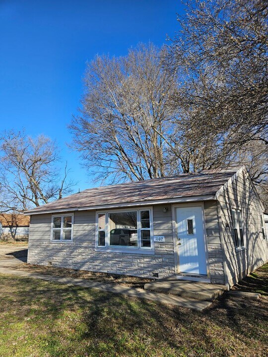 1102 Linda Dr in Junction City, KS - Building Photo