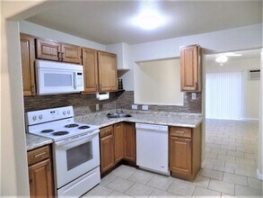 1111 3rd Ave N in Texas City, TX - Building Photo - Building Photo