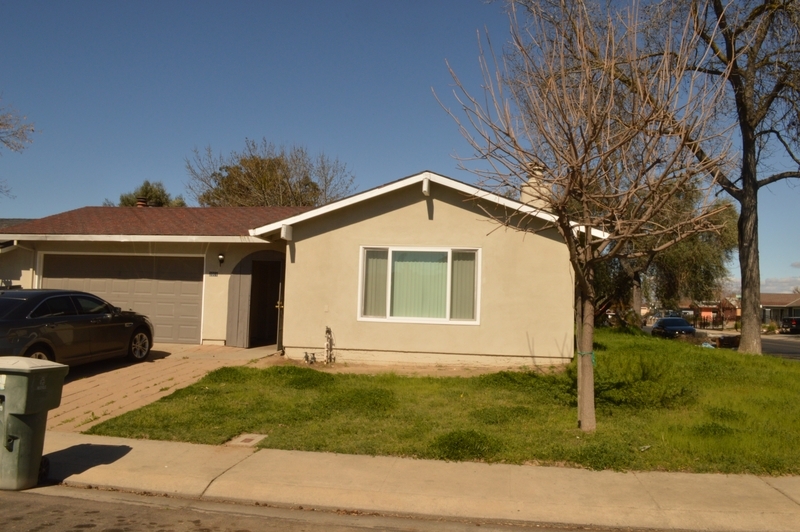 2001 Minoso Dr in Modesto, CA - Building Photo