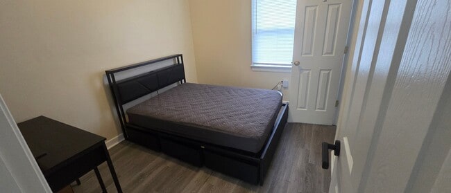 property at 1211 1/2 W Leigh St
