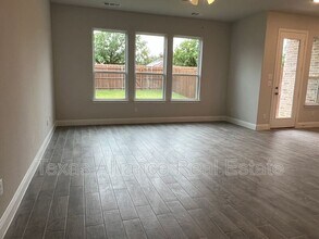 552 Hutchinson Ln in Lewisville, TX - Building Photo - Building Photo