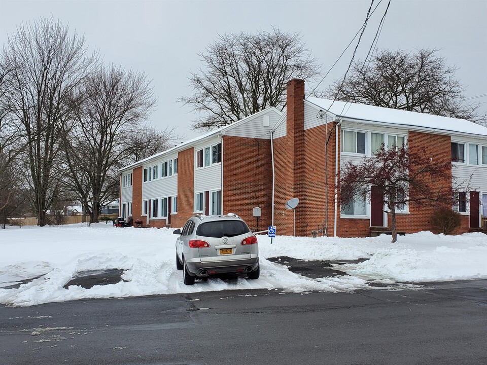 151 Old Liverpool Rd in Salina, NY - Foto de edificio