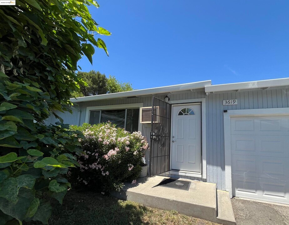 3619 De Ovan Ave in Stockton, CA - Building Photo