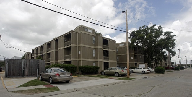 Cascades Apartments in Metairie, LA - Building Photo - Building Photo