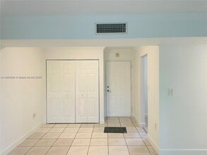 9440 Fontainebleau Blvd in Miami, FL - Building Photo - Building Photo