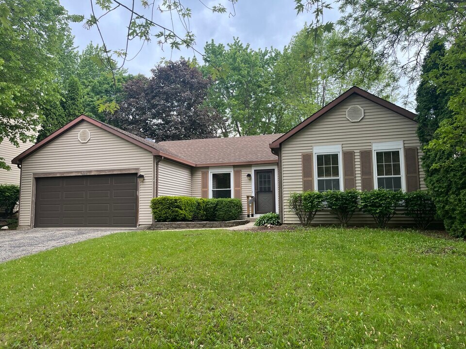 821 Brentwood Dr in Cary, IL - Building Photo