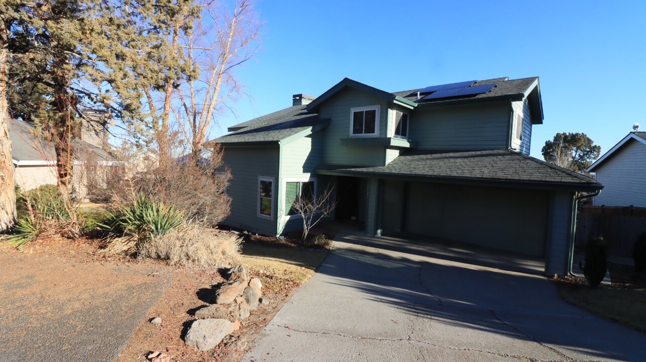 2486 SW Valleyview Dr in Redmond, OR - Foto de edificio