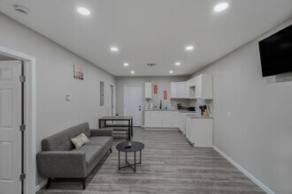 2306 E Houston St in San Antonio, TX - Building Photo - Building Photo