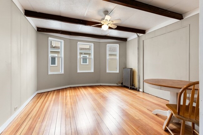 11 Dearborn St, Unit 2 in Medford, MA - Foto de edificio - Building Photo