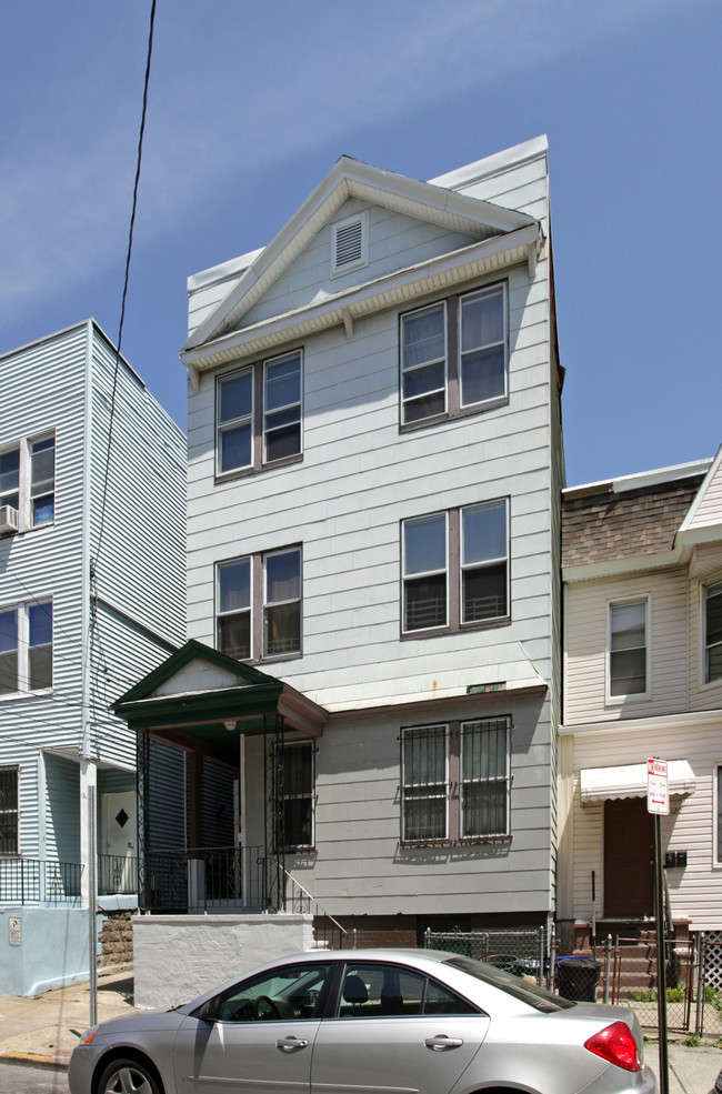 122 Virginia Ave in Jersey City, NJ - Foto de edificio - Building Photo