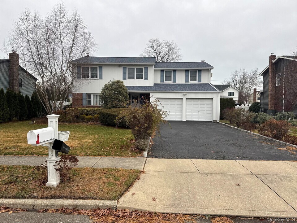 15 Sherry Ln in Hauppauge, NY - Building Photo