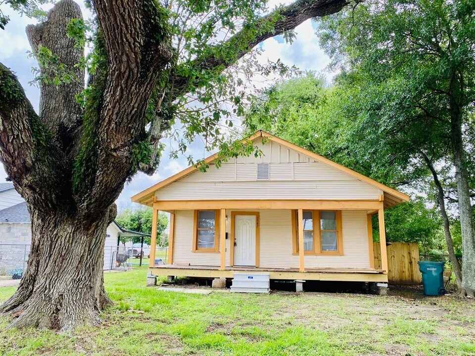 1587 Euclid St in Beaumont, TX - Building Photo