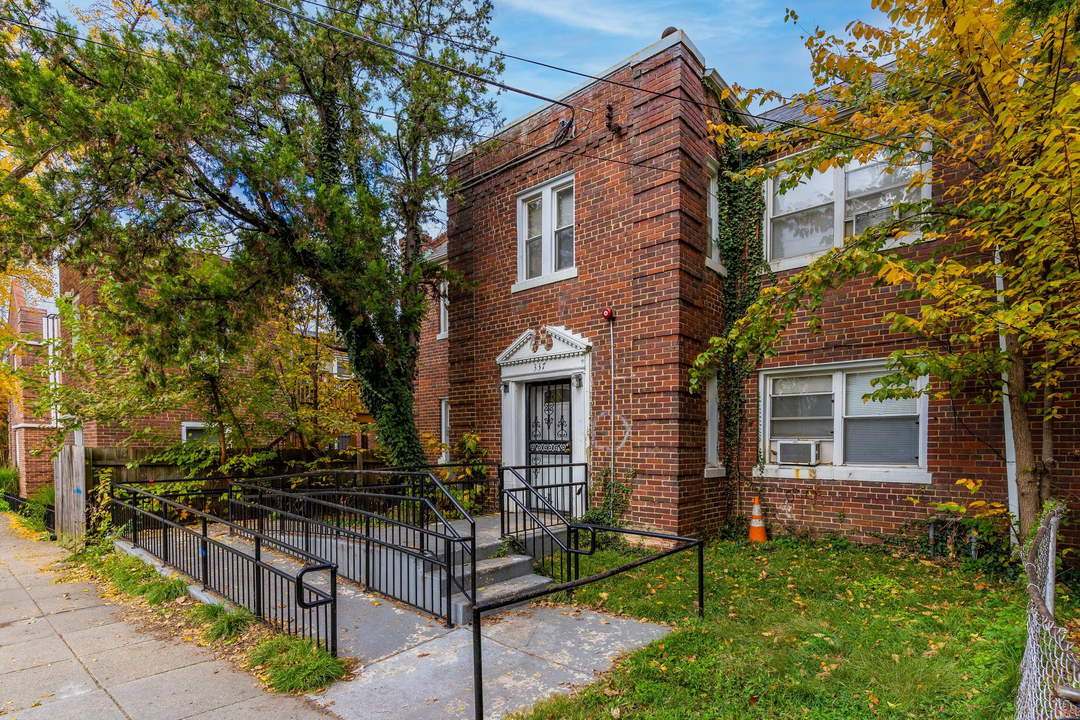 337 Delafield Plz NW in Washington, DC - Building Photo