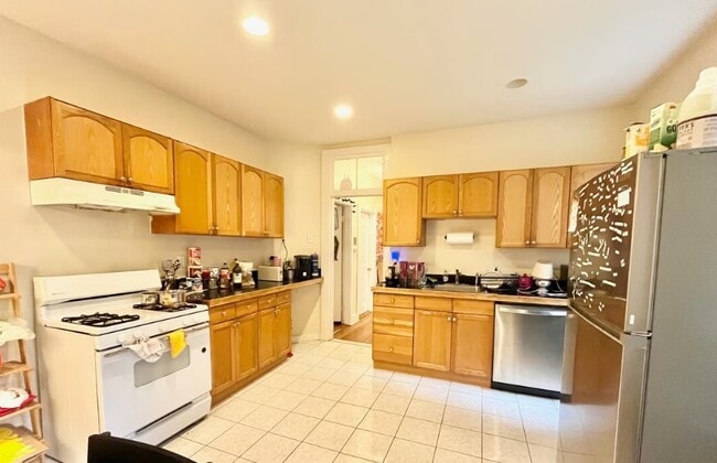 21 Bucknam St, Unit 3 in Boston, MA - Foto de edificio - Building Photo