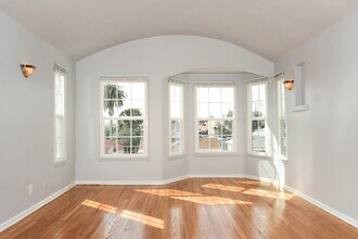 1252 N Mariposa Ave, Unit 102 in Los Angeles, CA - Building Photo - Building Photo