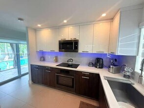 7180 SW 11th St in Pembroke Pines, FL - Building Photo - Building Photo