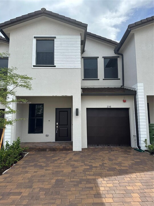 258 SW 159th Terrace in Pembroke Pines, FL - Building Photo