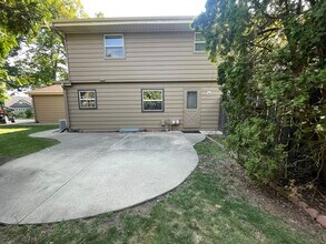 611 Saint Johns Dr in Delafield, WI - Building Photo - Building Photo