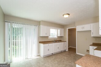 5883 Old Wellborn Trce in Lithonia, GA - Building Photo - Building Photo