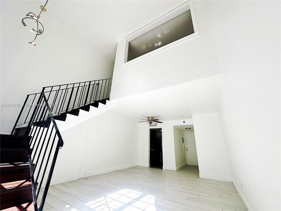 10901 N Kendall Dr in Miami, FL - Building Photo