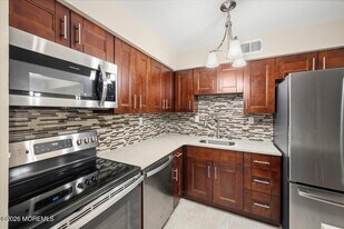 203 Wellington Pl in Matawan, NJ - Building Photo