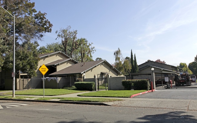 Sundale Arms in Fremont, CA - Building Photo - Building Photo