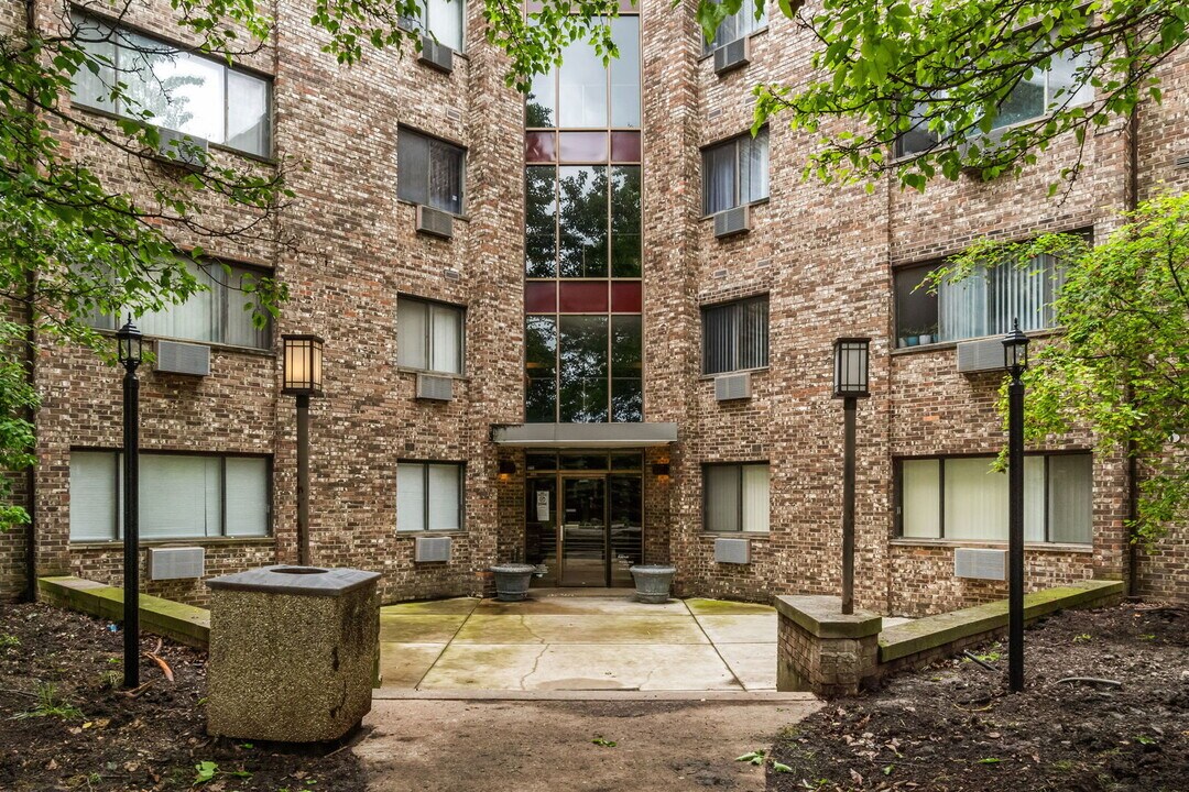 5306 N Cumberland Ave in Chicago, IL - Building Photo