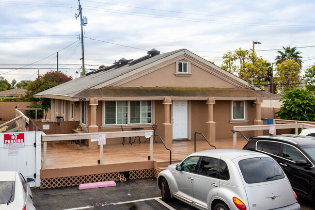 2426 Newport Blvd in Costa Mesa, CA - Building Photo - Primary Photo