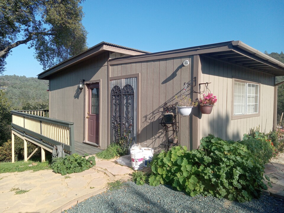 10010 Houghton Ranch Rd in Penn Valley, CA - Building Photo