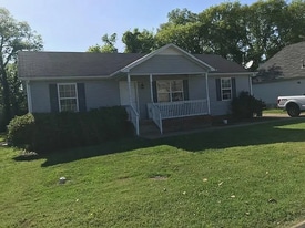 1752 University Dr in Columbia, TN - Building Photo