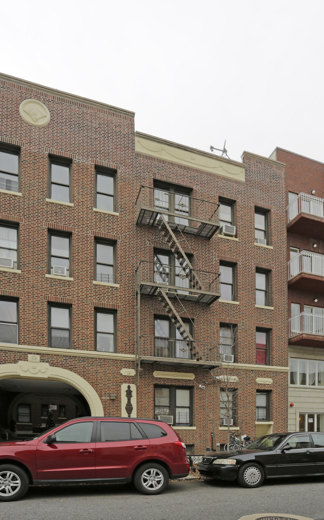 2552 38th St in Astoria, NY - Foto de edificio - Building Photo