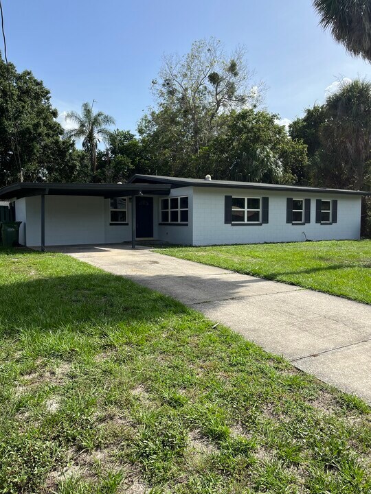 1637 Normandy Way in Leesburg, FL - Building Photo