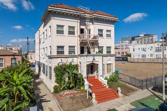 833 S Mariposa Ave in Los Angeles, CA - Foto de edificio - Primary Photo