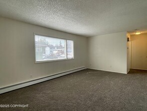 2746 W 42nd Ave in Anchorage, AK - Building Photo - Building Photo