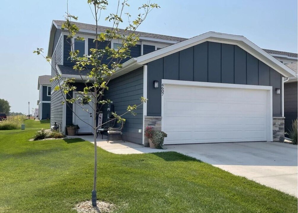 4607 E Leubecher Pl in Sioux Falls, SD - Building Photo