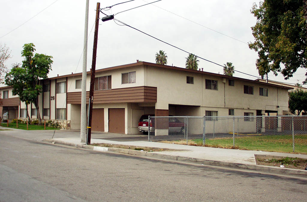 213-219 W Midway Ave in Anaheim, CA - Building Photo