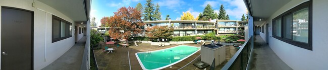 Park Village Apartment Homes in Portland, OR - Foto de edificio - Building Photo