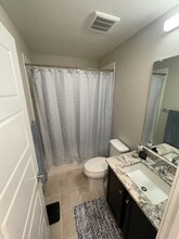 2010 S Holly St in Denver, CO - Foto de edificio - Building Photo