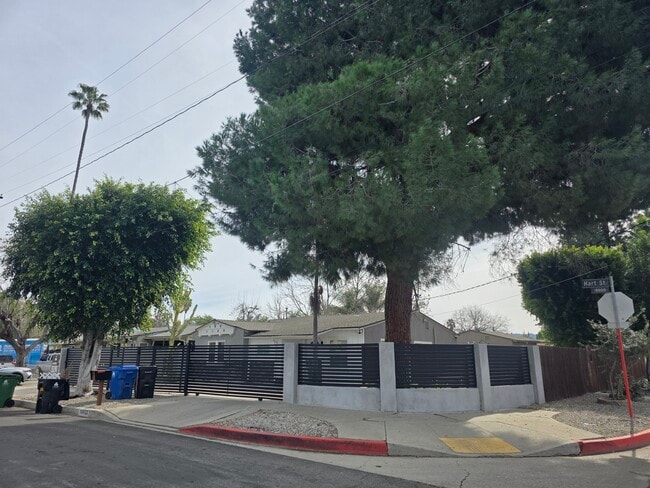 18822 Hart St in Reseda, CA - Foto de edificio - Building Photo