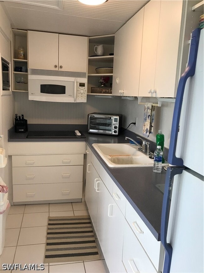 611 E Palm Ave in Goodland, FL - Building Photo - Building Photo