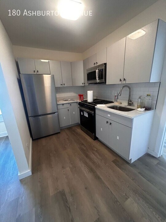180 Ashburton Ave in Yonkers, NY - Building Photo