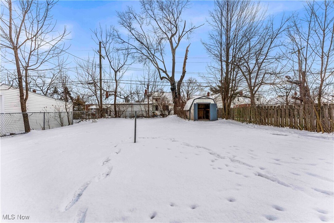 755 E 254th St in Euclid, OH - Building Photo