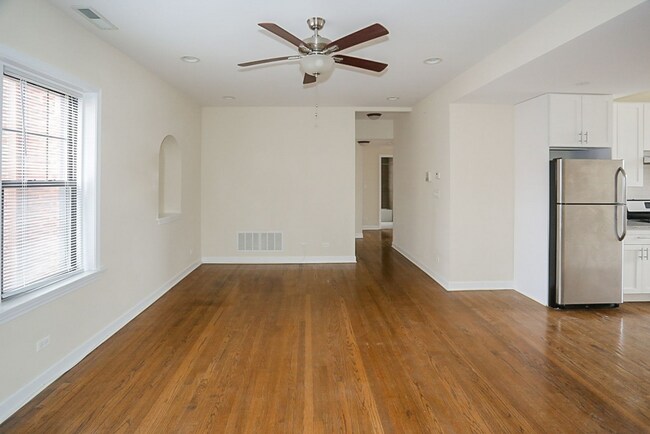 1819 W Leland Ave, Unit 1 in Chicago, IL - Foto de edificio - Building Photo
