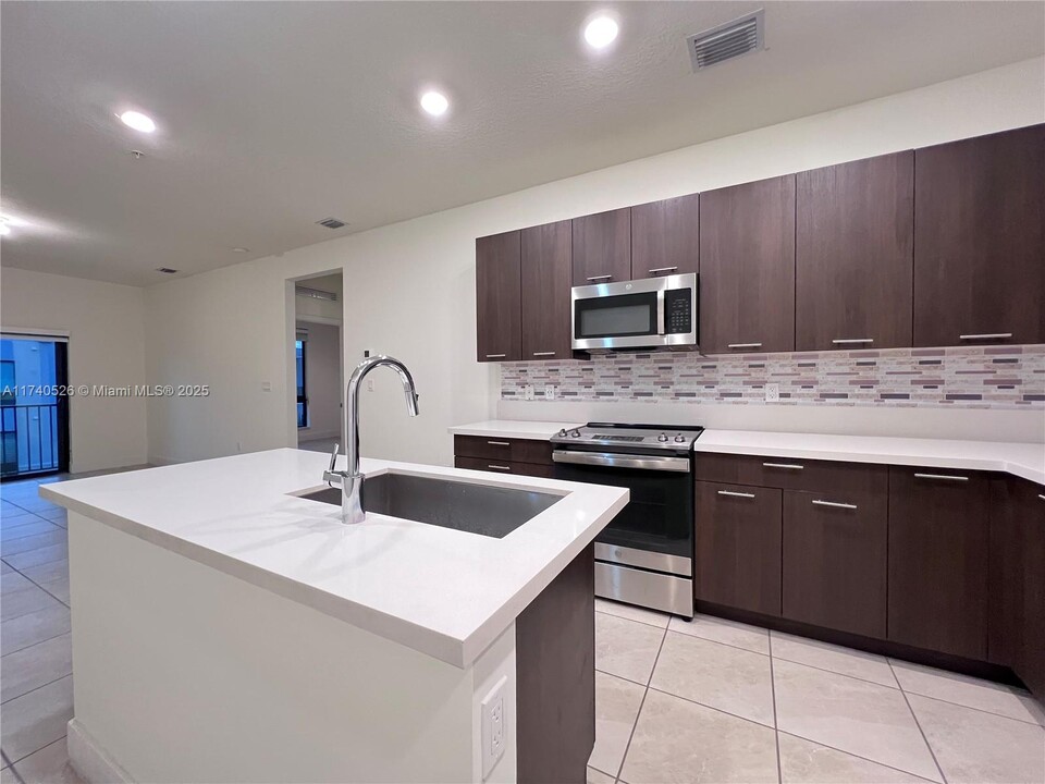8301 NW 41st St in Doral, FL - Building Photo