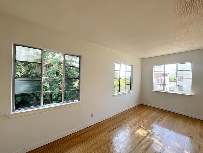 1318 S Cloverdale Ave, Unit 1318 S Cloverdale in Los Angeles, CA - Building Photo - Building Photo