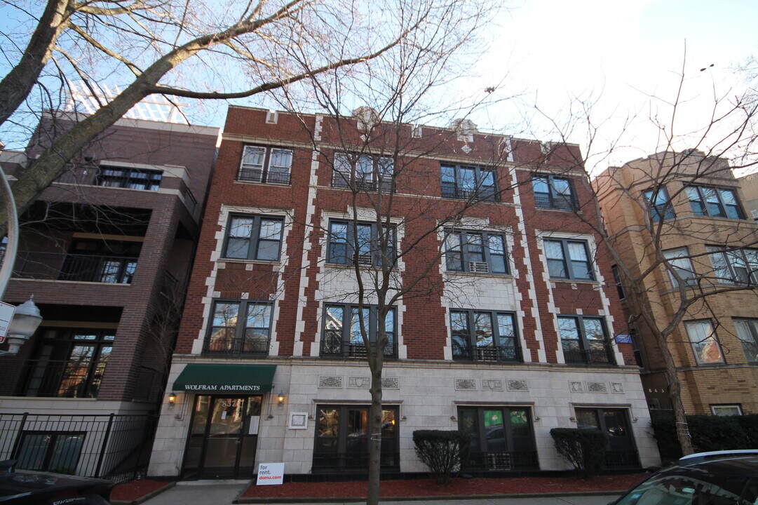 835 W Wolfram St, Unit 210 in Chicago, IL - Building Photo